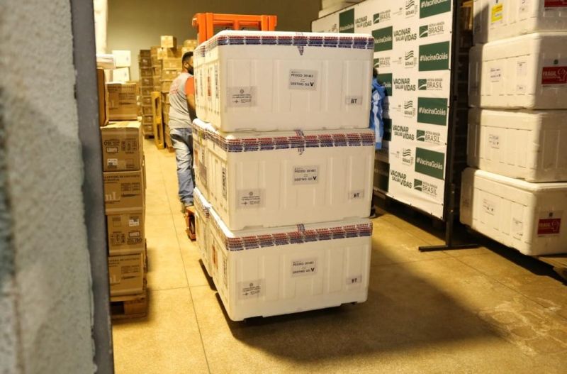 Após receber 131.850 vacinas durante a madrugada, Goiás espera outras 34 mil doses nesta sexta-feira