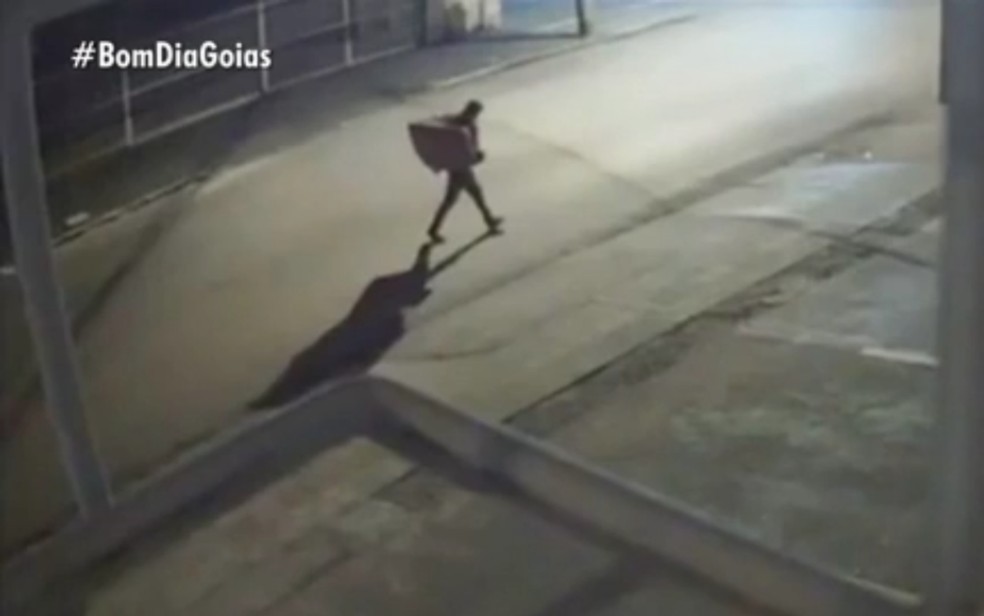 Homem invade escritório de deputado federal, furta equipamentos e deixa em caçamba para comparsa levar