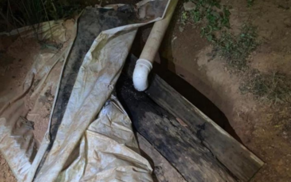 Menina de 4 anos morre após cair em fossa no quintal de casa