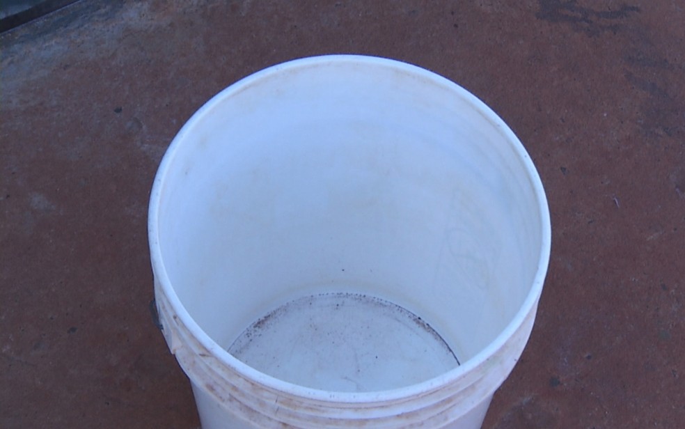 Bebê cai dentro de balde com água sanitária enquanto mãe limpava a casa e é salva por avó