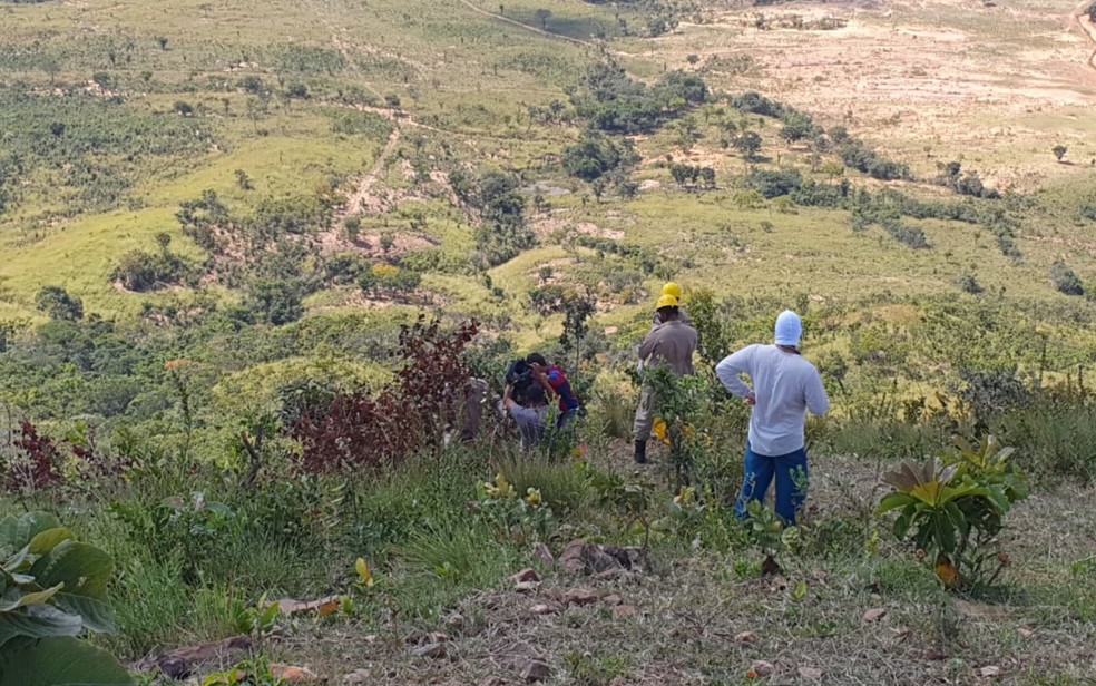 Homem é resgatado após cair durante voo de parapente