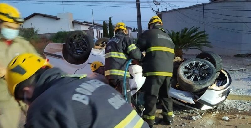 Homem fica preso em meio às ferragens e fios de energia após capotar o carro