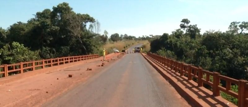 Com risco de desabamento ponte sobre o Rio Corrente é interditada