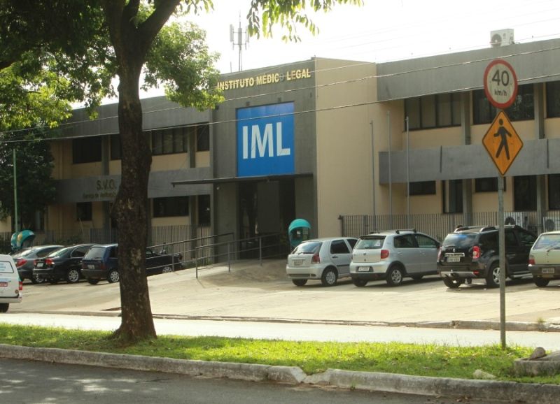 Homem é morto a tiros na porta de casa 