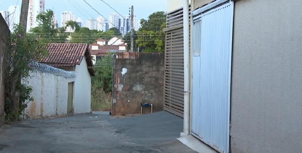 Idosa é morta com facada e tem casa incendiada em Goiânia