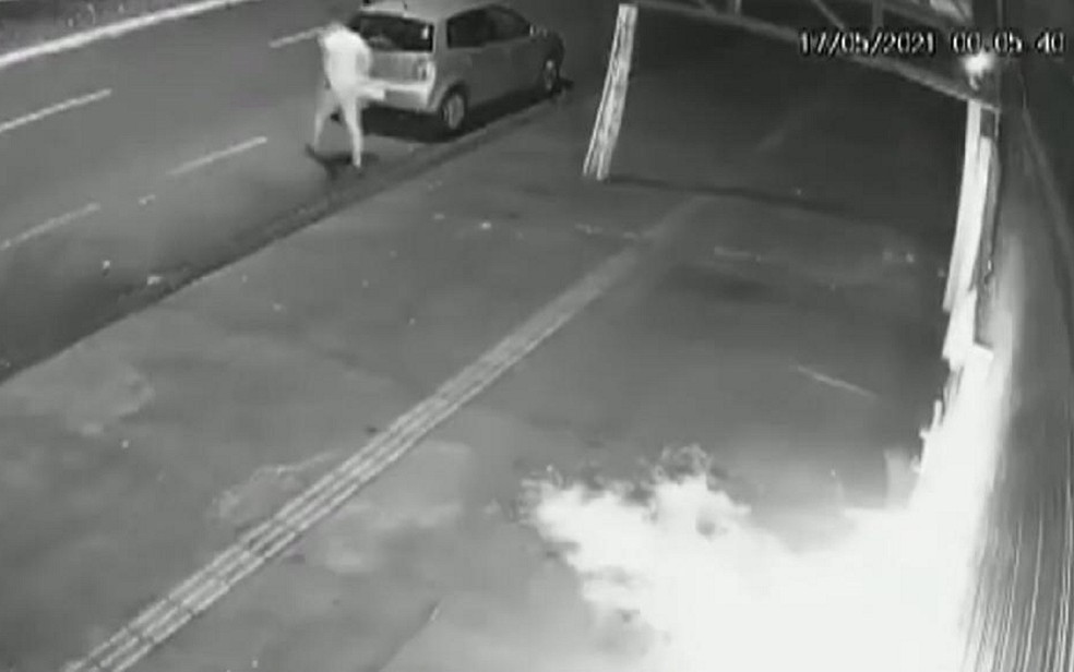 Homem ateia fogo em distribuidora de bebidas após dono adverti-lo por urinar na parede do comércio