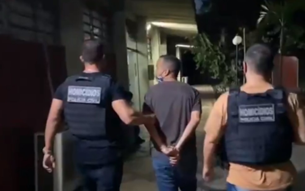 Pistoleiro é contratado por mulher para matar o ex dela, mas é preso ao chantagear o alvo para não cometer o crime, diz polícia