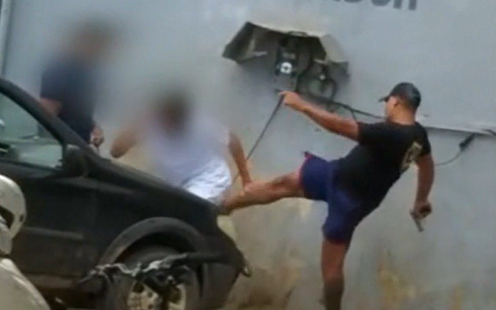 Agente prisional armado agride jovem com socos, coronhadas e chutes
