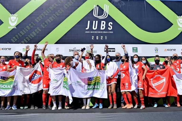 Caiado assiste final de futebol dos JUBs em Rio Verde
