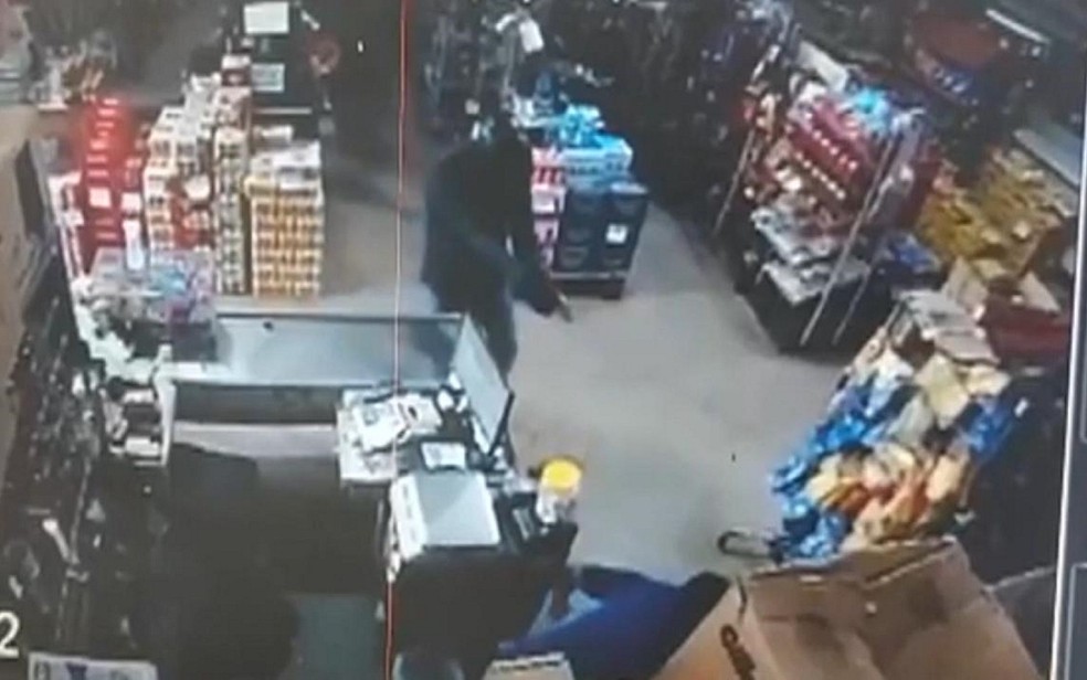 Homem entra em mercearia e mata o dono em menos de 15 segundos