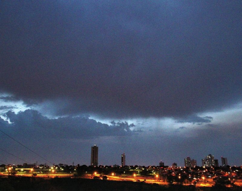 Frente fria avança e deve trazer chuva para Goiás neste final de semana