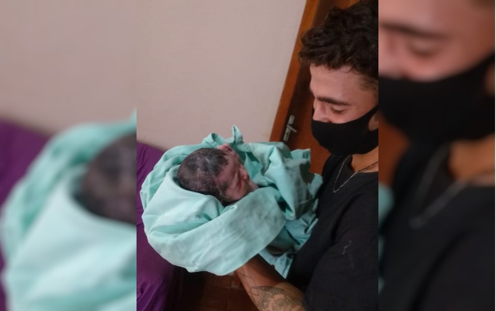 Pai faz parto do próprio filho em casa