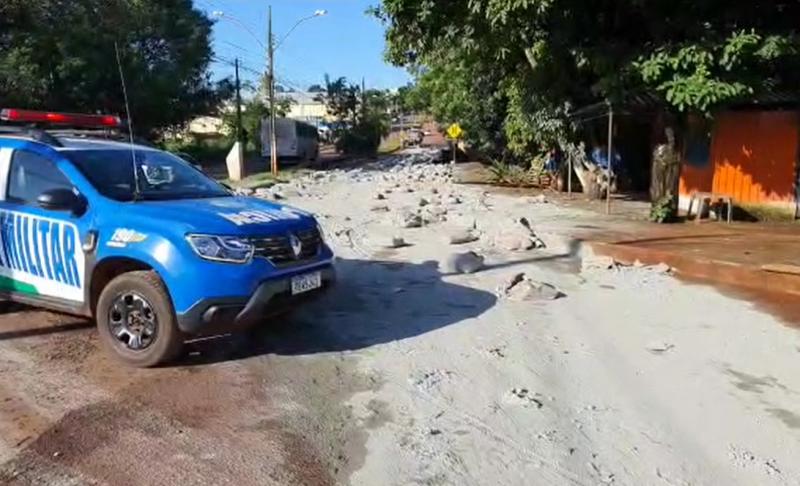 CAMINHÃO DESGOVERNADO atingir a rotatória da Avenida Ursulino Pereira de Abreu próximo a Ponte do Córrego Campo Alegre