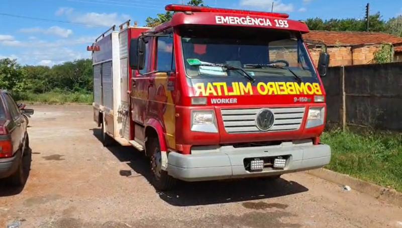O CORPO DE BOMBEIROS é acionado para atendimento de EMERGÊNCIA de pessoa presa acidentalmente dentro de casa