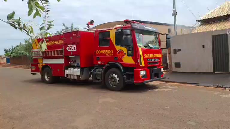Corpo de Bombeiros apaga incêndio em barracão, no Bairro Brasil