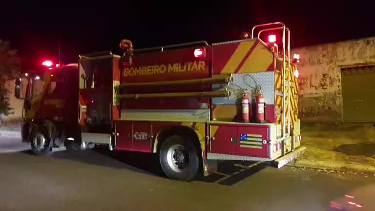 Corpo de Bombeiros atende ocorrência de incêndio em residência, no Bairro Ipeguari