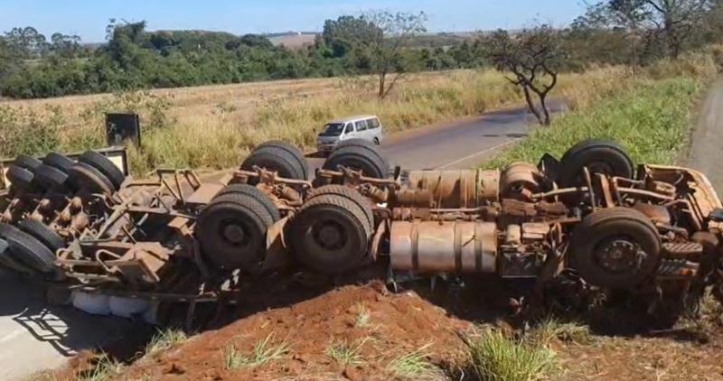 ACIDENTE GRAVÍSSIMO NA BR-452, no percurso entre os trevos do Distrito de Oroana e da Usina Cambuí.