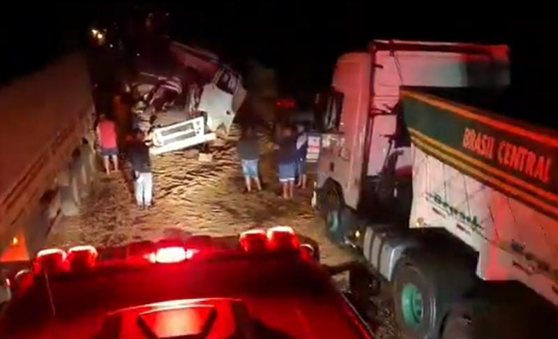 Pt 2. ACIDENTE AGORA A NOITE NA BR-452 no percurso do trevo de Santa Helena e trevo da Usina Cambuí