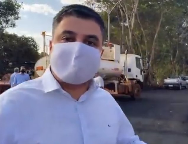 Prefeito de Santa Helena, Dr. João Alberto, apresenta capa asfáltica em Rua do Bairro Pedrolina, urbanização que vai valorizar a região e trazer qualidade de vida para a população. Fala, ainda, de praça que será edificada no local.