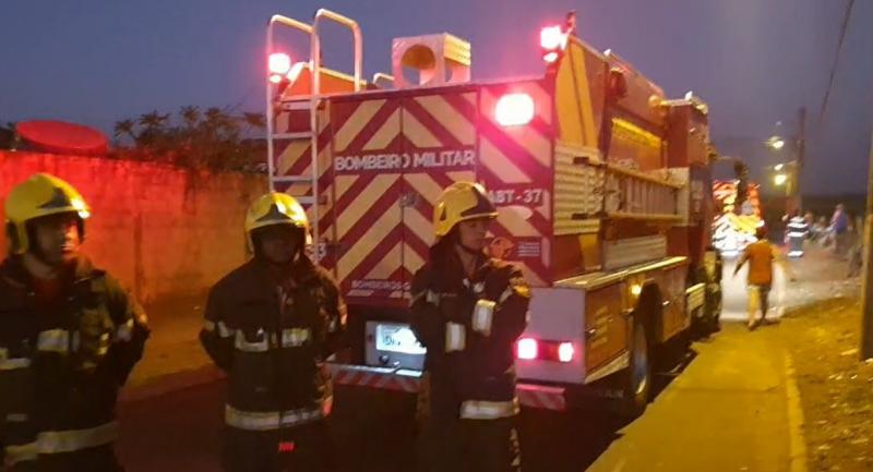 INCÊNDIO EM RESIDÊNCIA , CORPO BOMBEIROS atende ocorrência de incêndio em residência , no distrito de lagoa do Bauzinho