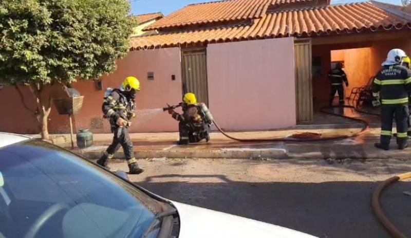 PRINCIPIO DE INCÊNDIO NO PARQUE INDUSTRIAL IPEGUARI em uma residência. O fogo começou no botijão de gás e poderia, por pouco, alastrar-se por toda residência. O Corpo de Bombeiros com agilidade chegou ao local e em tempo de evitar o pior.Acompanhamos todo