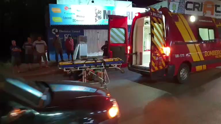 Acidente entre carro e moto: motorista fugiu do local e Bombeiros socorrem motociclista