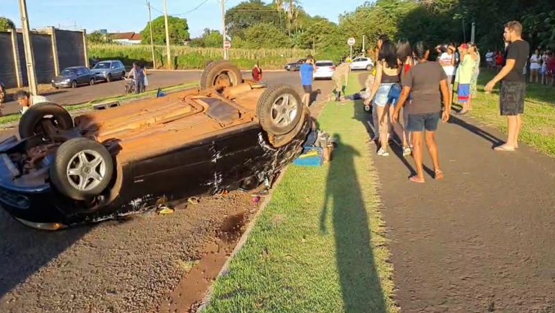 ACIDENTE GRAVE EM FRENTE AO PARQUE JOSÉ PROCÓPIO. No momento do acontecimento haviam 5 pessoas dentro do veículo que veio a capotar.