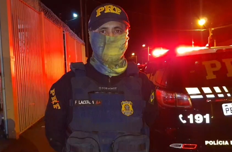 NOTÍCIA URGENTE: ✓ OPERAÇÃO da Polícia Rodoviária Federal e com cooperação do Corpo de Bombeiros intercepta veículo onde um casal transportava drogas de Campo Grande-MT para Brasília-DF e no mesmo veículo o filho de apenas 6 anos de idade.