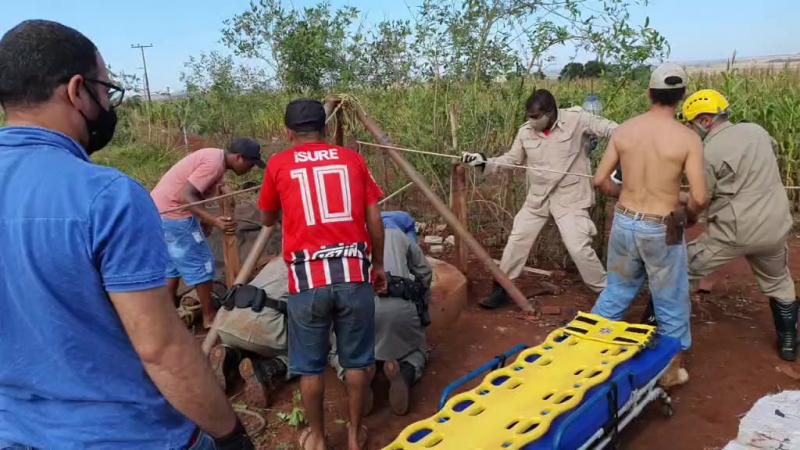 Corpo de Bombeiros e Polícia Militar trabalham no resgate de duas pessoas que caíram em cisterna de fazenda, próximo a antiga Escola Agrícola