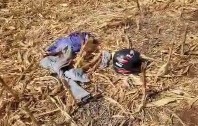 NOTÍCIA URGENTE: 04SET | 14H28 ✓ AS MARGENS DA GO-210, entre Santa Helena e Rio Verde, foi encontrado objetos com sinais de sangue, entre eles estão capacete sem viseira e roupas. Os sinais sugerem que foram deixados por alguém que tenha sido alvejado. ? 