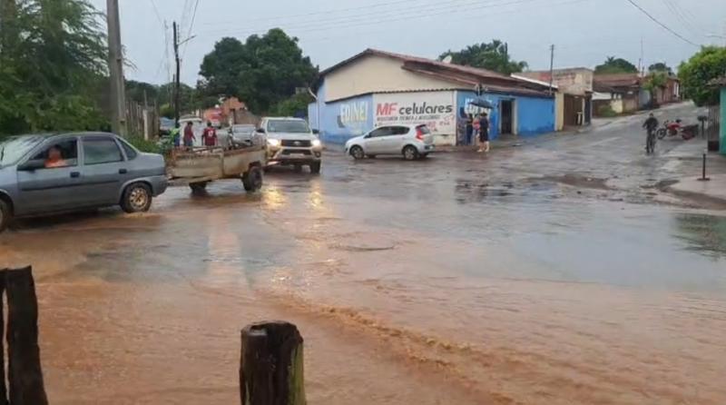 CHUVA FORTE DEIXA CASAS INUNDADAS na parte baixa da cidade