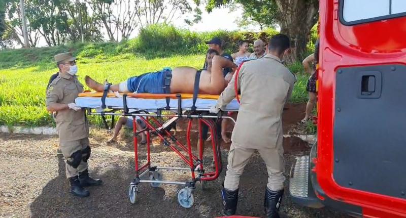 CORPO BOMBEIROS atende ocorrência de queda de motocicleta duas pessoas se feriram