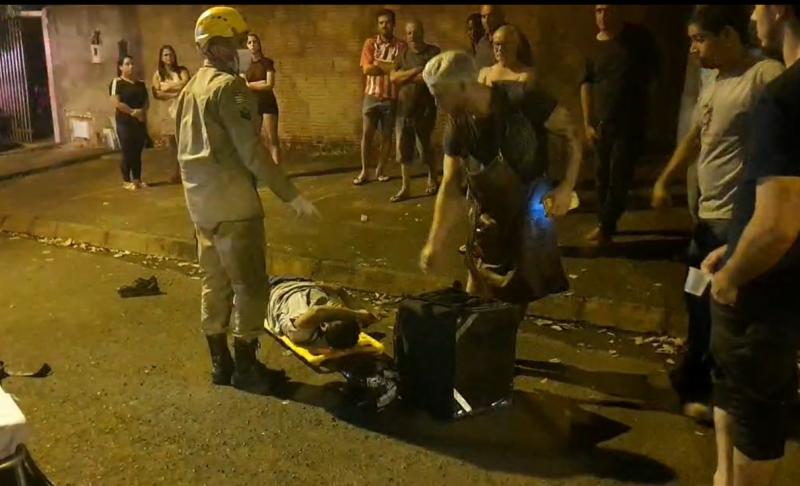 ORPO DE BOMBEIROS atende ocorrência de acidente de trânsito envolvendo carro e motocicleta, a vítima recebe os primeiros socorros no local e em seguida encaminhada ao pronto socorro