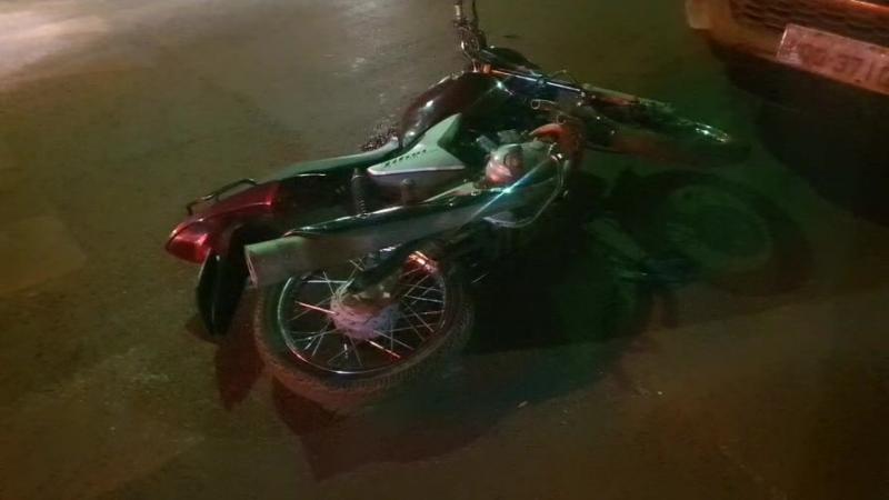 Motociclista bate em caminhote na Rua Antero Martins de Faria; ele foi levado para o Hurso