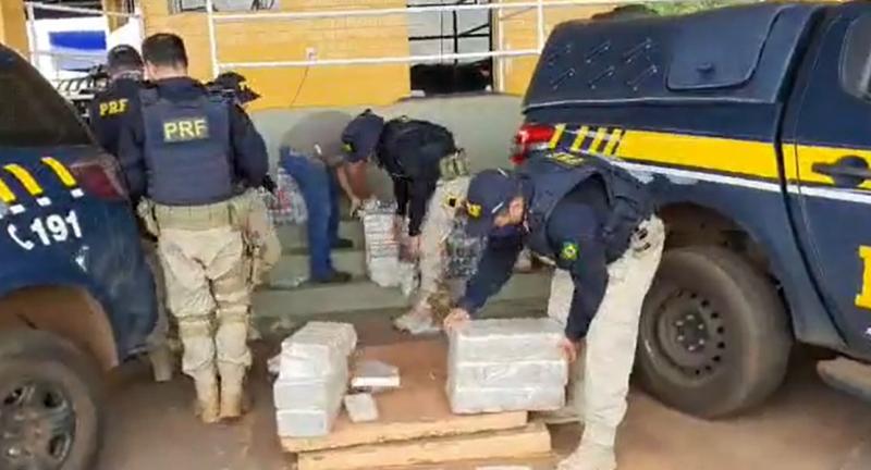 POLÍCIA RODOVIÁRIA FEDERAL intercepta caminhão com carregamento superior a 500 kg de DROGAS BR-060 no município de Rio Verde