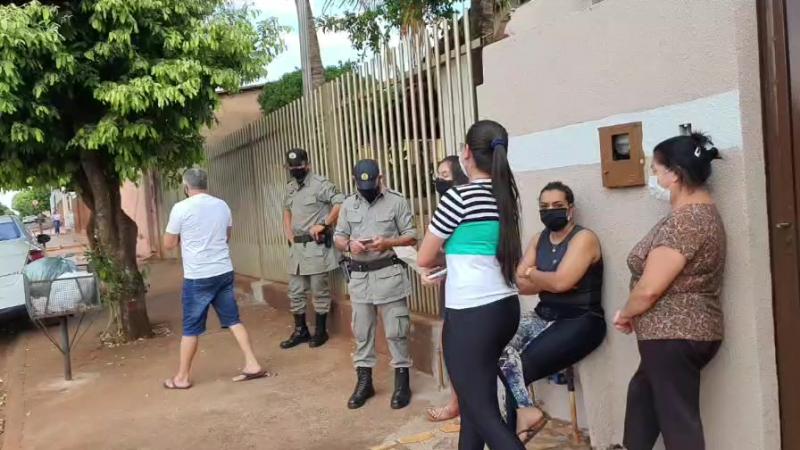 Vandalismo: homem arranha propositalmente, carros parados em rua do Bairro Brasil