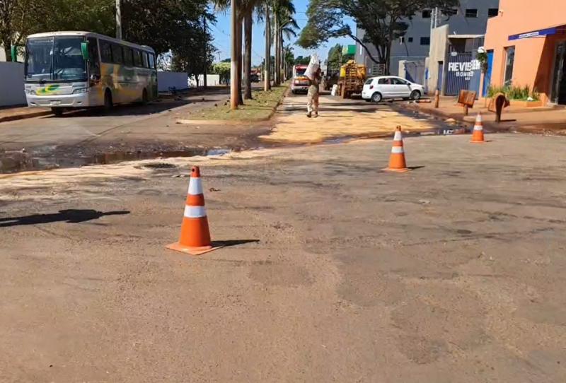 DERRAMANENTO DE ÓLEO na Avenida Onias José Borges provocou vários acidentes com motociclistas.
