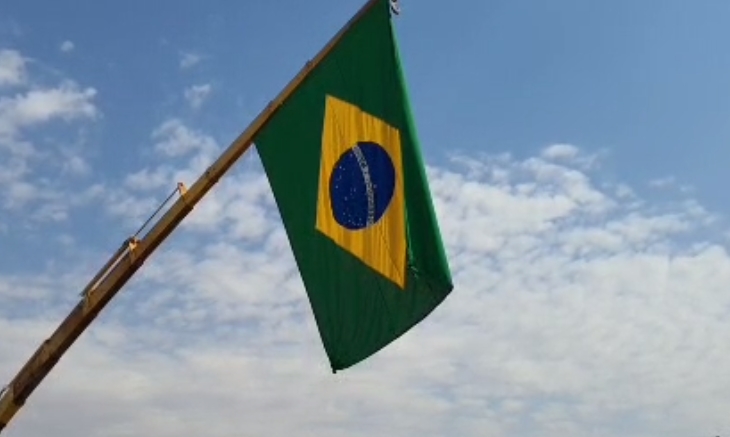 MANIFESTAÇÃO 7 DE SETEMBRO em #SantaHelena ✓ PRODUTORES RURAIS de Santa Helena fazem manifestação do 7 de Setembro de apoio ao Presidente da República Jair Bolsonaro no trevo do anel viário sentido Goiânia. A manifestação reúne centenas de pessoas no apoi