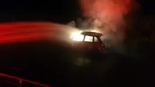 Homem tenta apagar fogo em seu carro e acaba se ferindo; Corpo de Bombeiros o atendeu