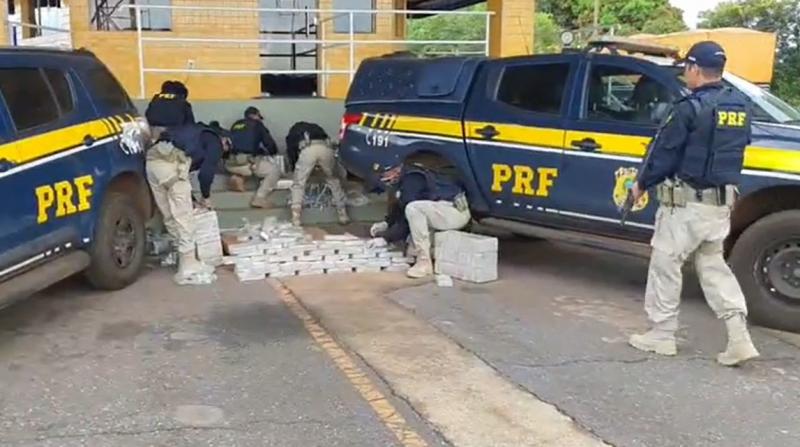 POLÍCIA RODOVIÁRIA FEDERAL intercepta caminhão com carregamento superior a 500 kg de DROGAS BR-060 no município de Rio Verde Parte 2