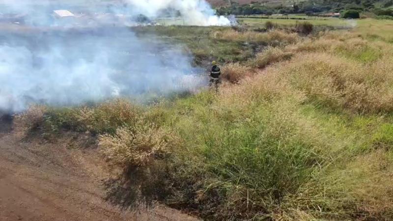 Corpo de Bombeiros apaga incêndio em lote, no Bairro Jardim Solar