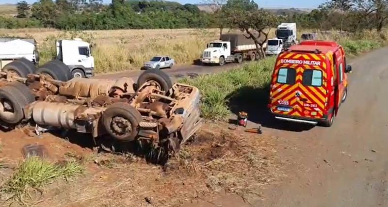 ACIDENTE GRAVÍSSIMO NA BR-452, no percurso entre os trevos do Distrito de Oroana e da Usina Cambuí.
