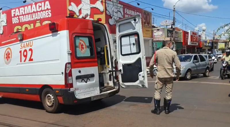 TROPELAMENTO. CONDUTOR PASSA O VEÍCULO EM CIMA DAS PERNAS DA VÍTIMA E FOGE SEM PRESTAR SOCORRO