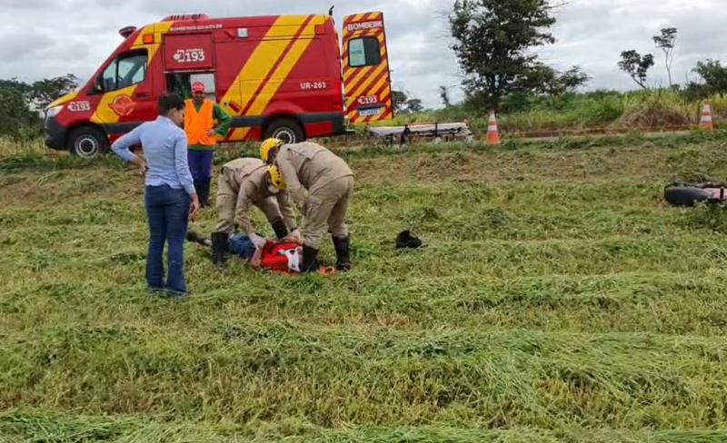 CORPO DE BOMBEIROS atende ocorrência de acidente de trânsito com vítima ferida, no trevo de acesso à cidade