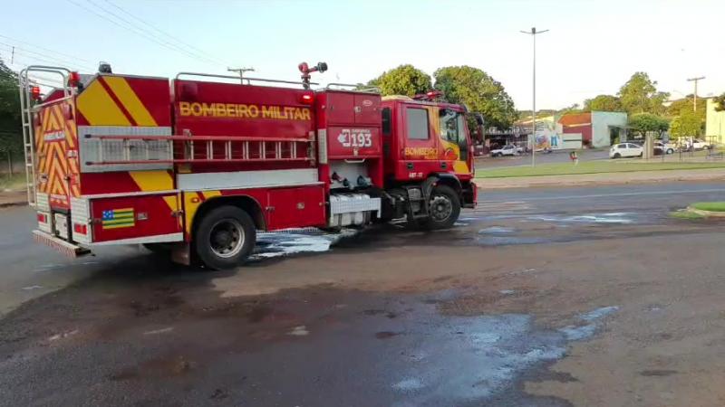 Motorista bate em poste de uma das avenidas do Espelho D'Água, no Bairro Pedrolina e foge do local