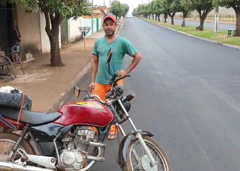 REPORTAGEM INUSITADA. Uma motocicleta foi deixada sob a guarda de um desconhecido porque o dono não conseguia pilota-la depois de uns 