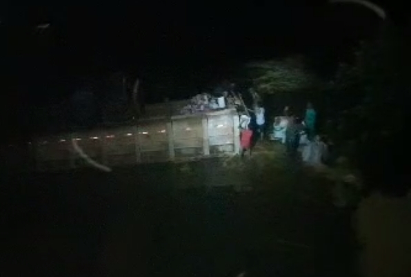 REBOQUE DESACOPRA E CAI NO RIO