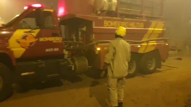 Incêndio criminoso no perímetro urbano: Corpo de Bombeiros trabalha na contenção das chamas