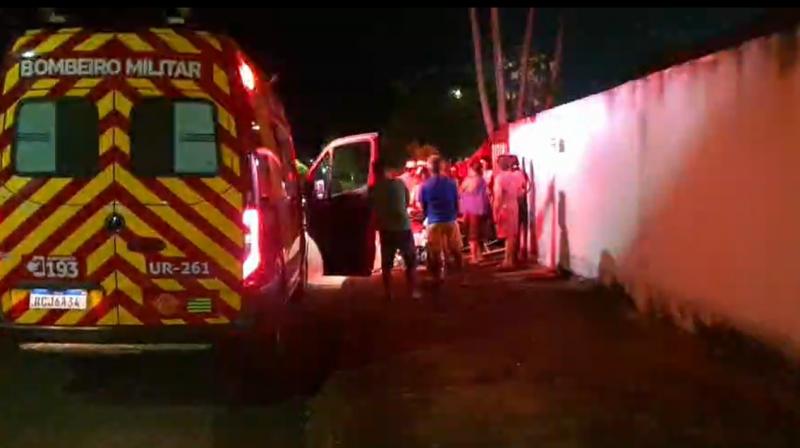  VEÍCULO EM ALTA VELOCIDADE perde o controle derruba muro, atinge 2 outros veículos e invade quarto de residência