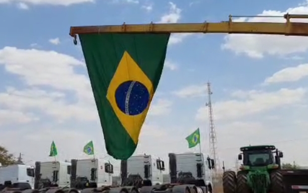 MANIFESTAÇÃO 7 DE SETEMBRO em #SantaHelena PARTE 02 . ✓ PRODUTORES RURAIS de Santa Helena fazem manifestação do 7 de Setembro de apoio ao Presidente da República Jair Bolsonaro no trevo do anel viário sentido Goiânia. A manifestação reúne centenas de pess